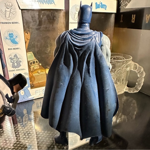 DC Comics™️ Batman™️ collectibleHandPainted Ceramic mug FreeBatmanfigureincluded - Picture 6 of 14